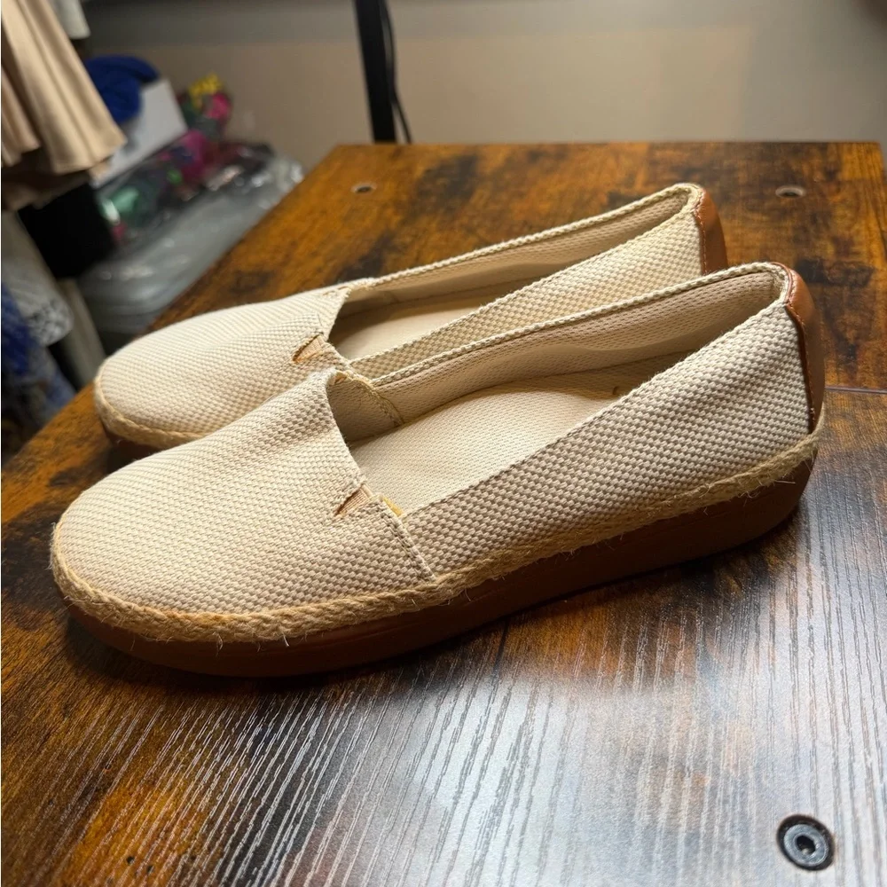 Trotters Accent Beige espadrille-style slip-on minimalist shoes Size 5.5